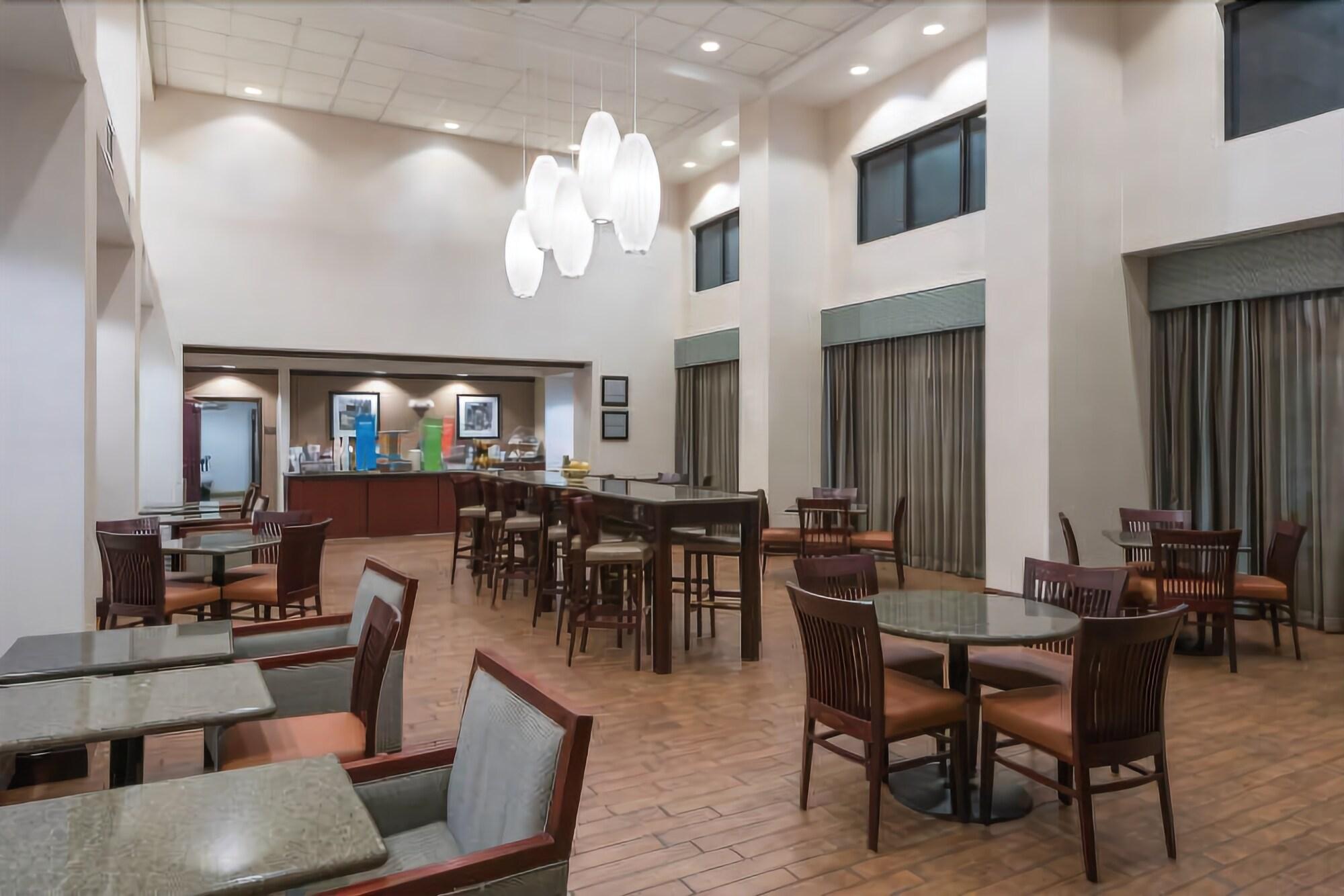 Hampton & By Hilton Syracuse Dewitt Hotel 3*